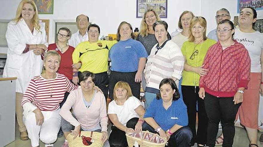 Usuarios de Asnimo, durante una visita de la consellera Gómez.