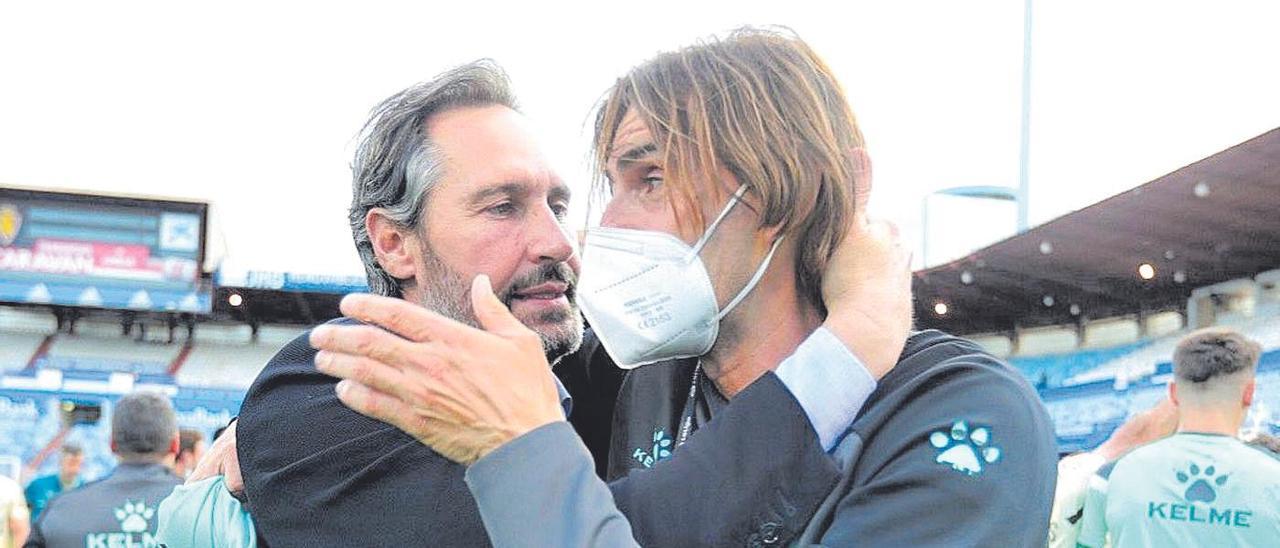 Vicente Moreno y Dani Pendín celebran el ascenso el sábado en La Romareda.