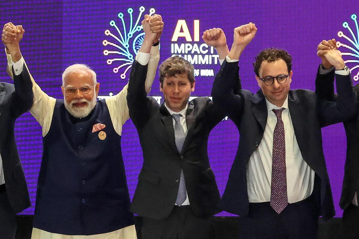 El director ejecutivo de OpenAI, Sam Altman, y el de Anthropic, Dario Amodei, se niegan a darse la mano durante el AI Impact Summit de la India, en febrero de 2026.