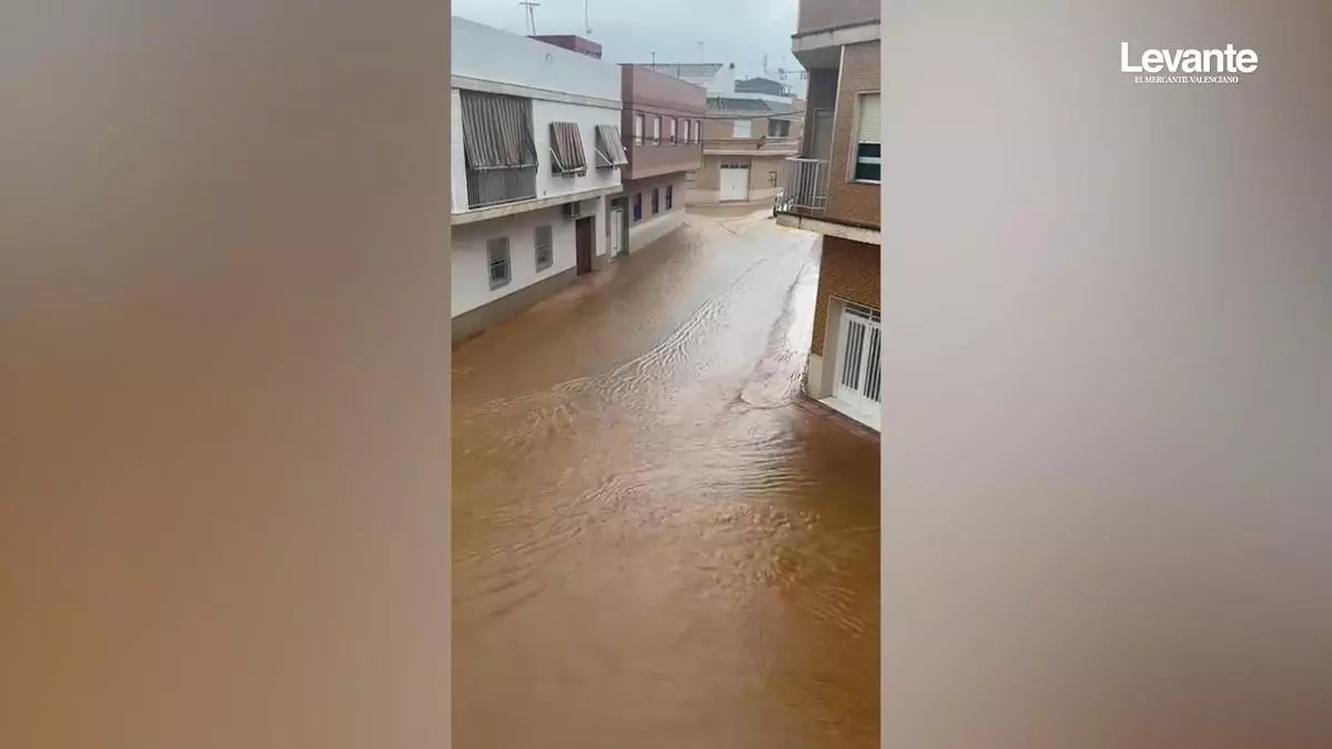 Aemet amplía el aviso rojo en la Ribera y la Safor hasta medianoche por "peligro extraordinario"