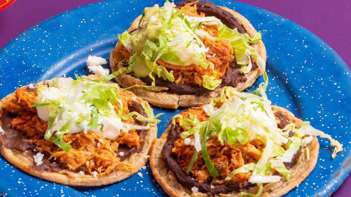 Los sopes de tinga de pollo, antojitos que ha incorporado a la carta la taquería La Güerita.