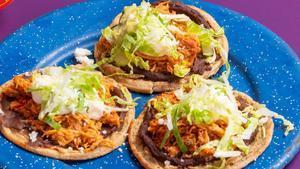Los sopes de tinga de pollo, antojitos que ha incorporado a la carta la taquería La Güerita.