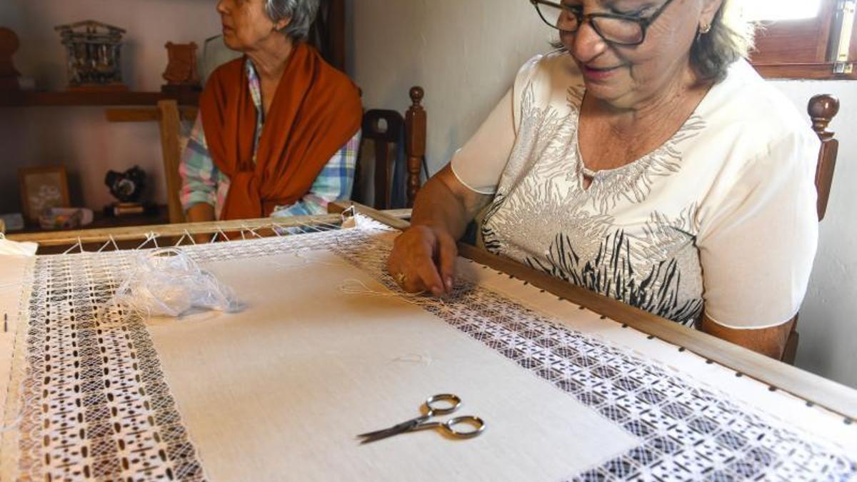 17-10-19 GRAN CANARIA. INGENIO. INGENIO. Reportaje sobre visita guiada a caladoras de Ingenio. Visita de unas 30 personas al trabajo de las caladoras y al casco de la villa. Fotos: Juan Castro.  | 17/10/2019 | Fotógrafo: Juan Carlos Castro
