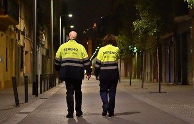 Dos serenos patrullan por las calles de Mataró.