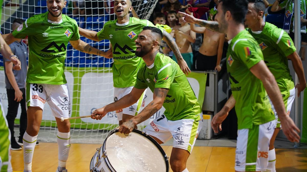 Nunes toca el tambor rodeado de sus compañeros al celebrar el pase a las semifinales del play-off