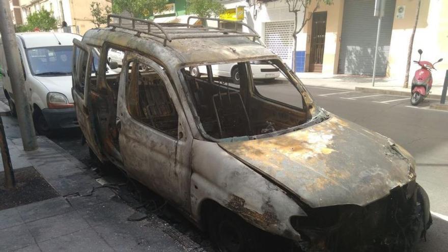 Arde una furgoneta en Castellón y las llamas alcanzan a dos inmuebles