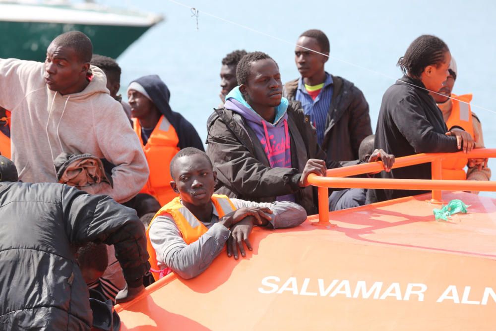 Trasladan al puerto de Málaga a 54 inmigrantes de una patera