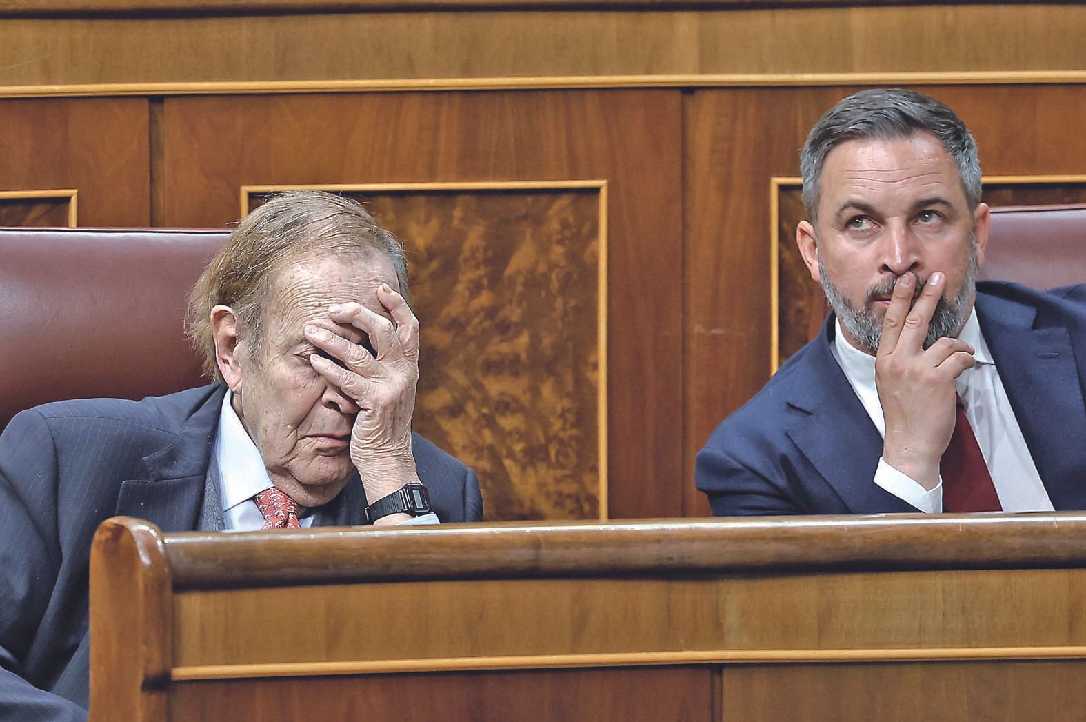 El profesor Ramón Tamames (i) y el líder de Vox, Santiago Abascal (c), durante la segunda y última jornada del debate de la moción de censura que impulsa Vox, con Ramón Tamames de candidato, contra el Gobierno del socialista Pedro Sánchez, este miércoles en el Congreso de los Diputados.