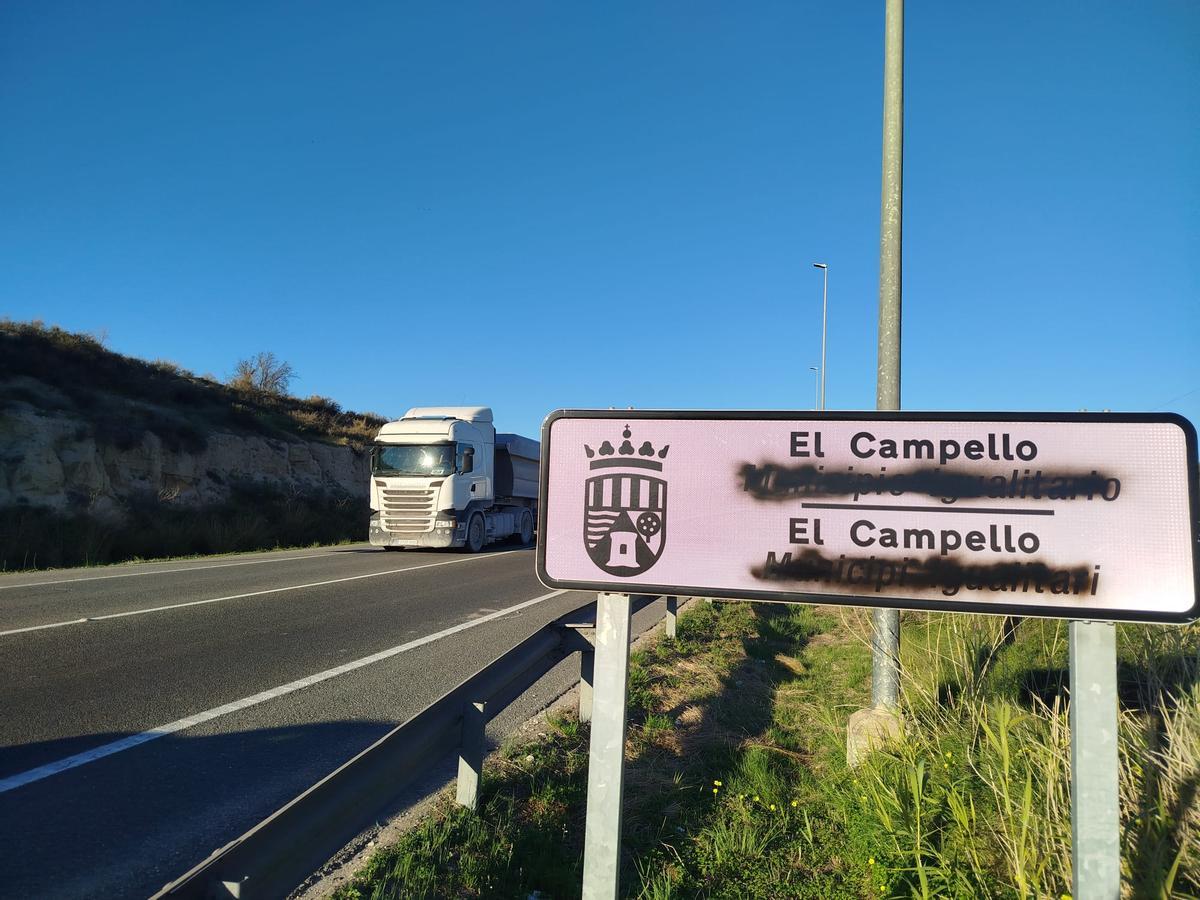 El cartel vandalizado en El Campello