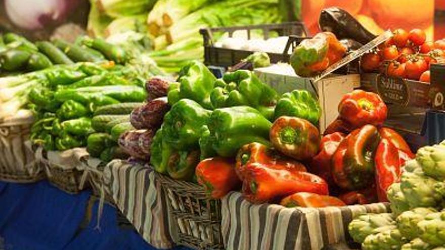 Un puesto de frutas y hortalizas en el Mercado Central de Alicante