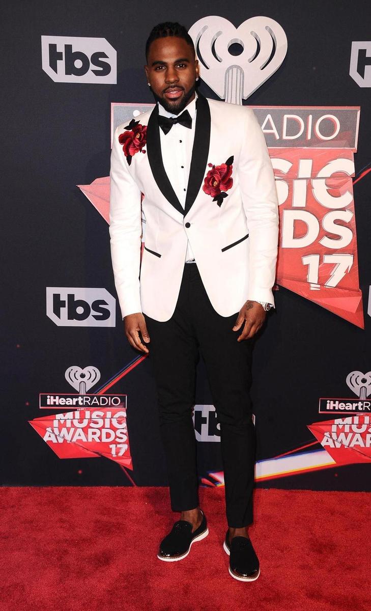 Premios iHeartRadio 2017: Jason Derulo elegantón