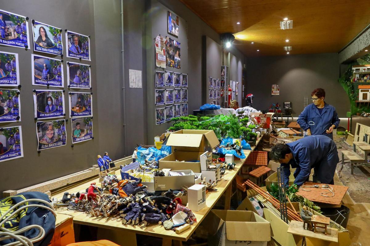 La pared del edificio tiene las fotos de todos los miembros de la asociación.