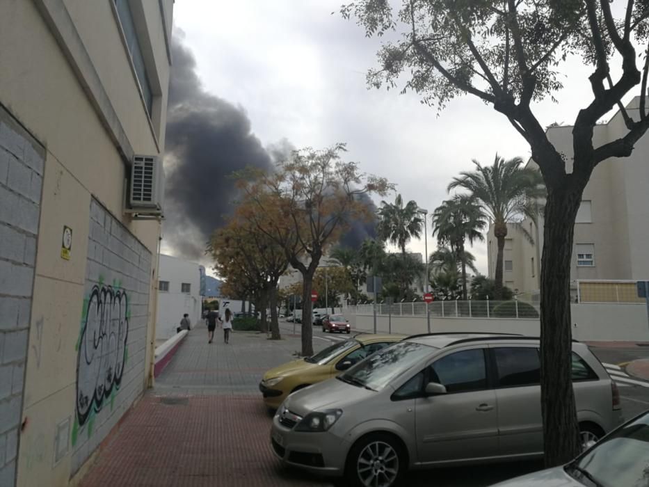 El fuego, iniciado poco después de las tres de la tarde de este martes, ha generado una columna de humo visible desde muchos puntos de Málaga.