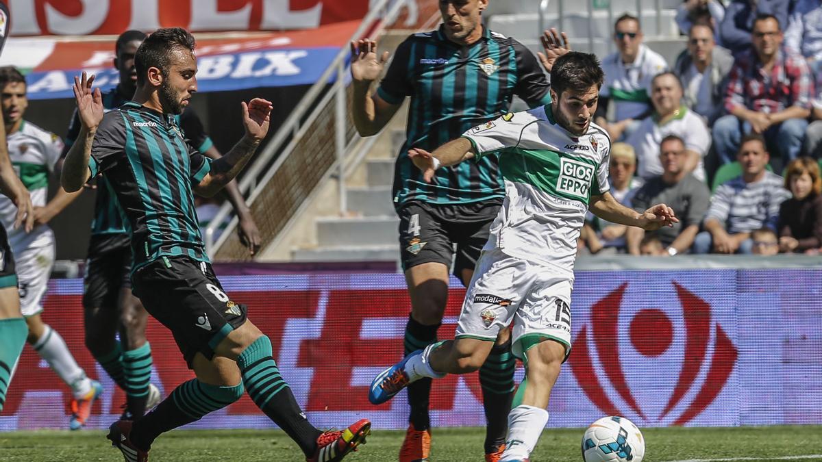 Carles Gil rodeado de jugadores del Betis, durante el partido de la temporada 2013-2014