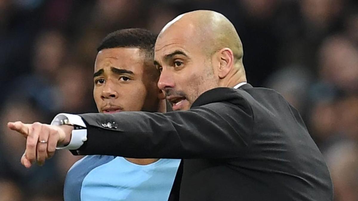 Gabriel Jesus recibe la instrucciones de Pep en su debut