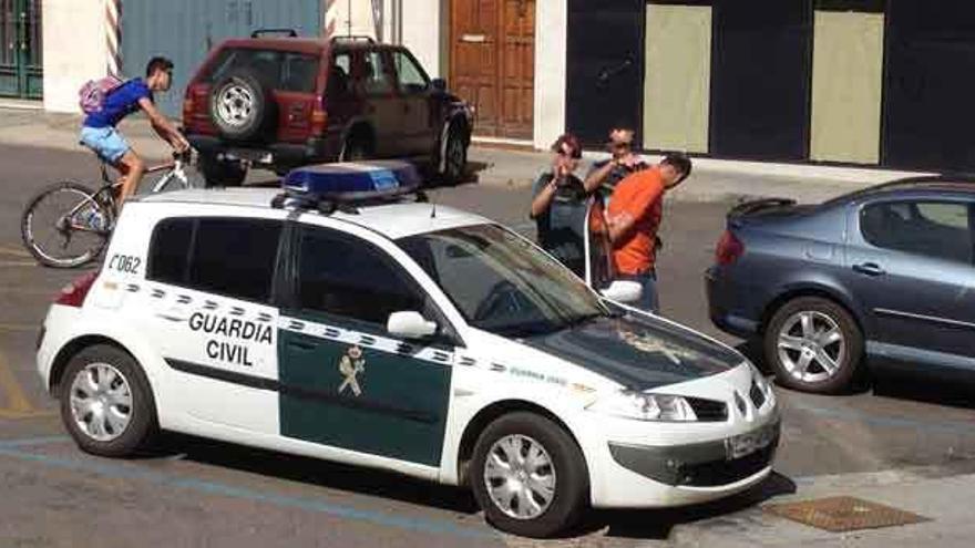 Agentes de la Guardia Civil trasladan al acusado al Juzgado.