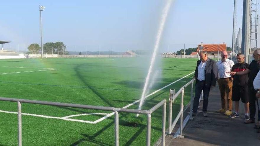 Visita que el alcalde de A Laracha realizó al campo de fútbol de Paiosaco.