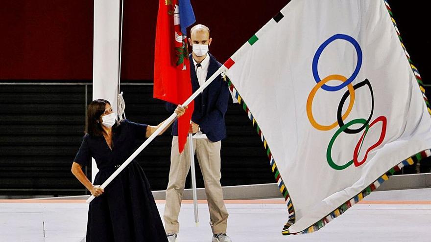 Anne Hidalgo amb la bandera olímpica, com a alcaldessa de la ciutat que agafa el relleu de Tòquio | EFE/ LAVANDEIRA JR