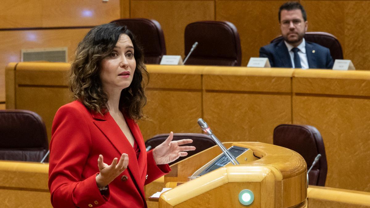 La presidenta de la Comunitat de Madrid, Isabel Díaz Ayuso, intervé mentre Pere Aragonès se l'escola en segon pla