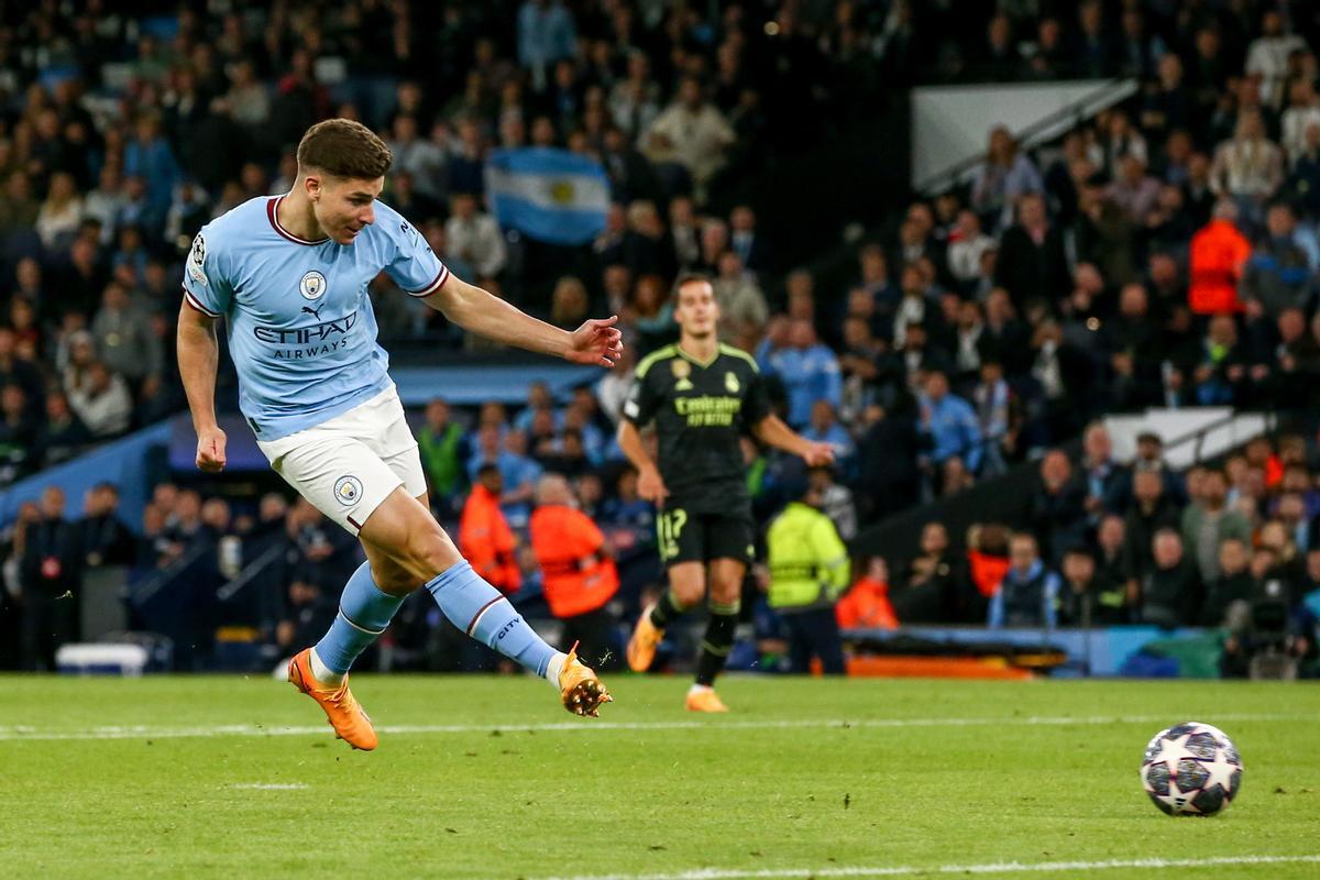 Manchester (United Kingdom), 17/05/2023.- Julian Alvarez of Manchester City scores the 4-0 goal during the UEFA Champions League semi-finals, 2nd leg soccer match between Manchester City and Real Madrid in Manchester, Britain, 17 May 2023. (Liga de Campeones, Reino Unido) EFE/EPA/ADAM VAUGHAN