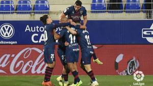 Los jugadores del Huesca celebran un gol