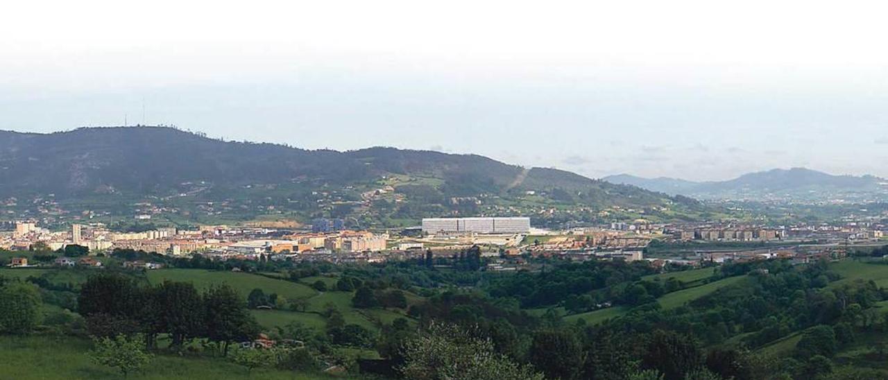 Oviedo visto desde Tudela Veguín, con el HUCA en el centro y, a la derecha, el inicio del área central de Asturias.