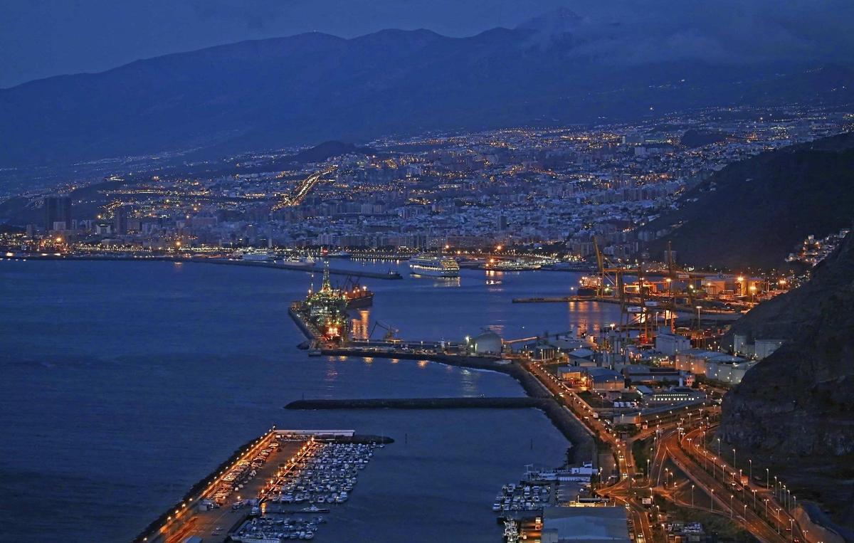 Panorámica nocturna del Puerto de Santa Cruz de Tenerife.