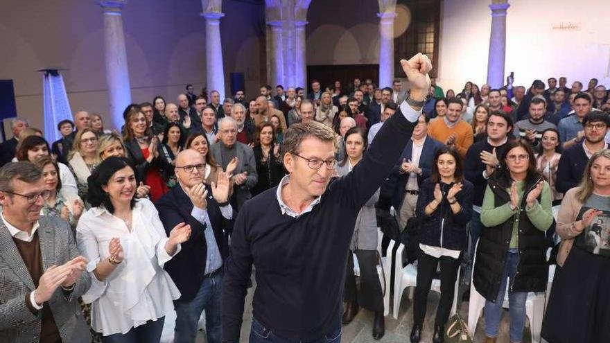 Feijóo saluda a militantes y cargos del PP en el acto de ayer en Santiago. // Xoán Álvarez