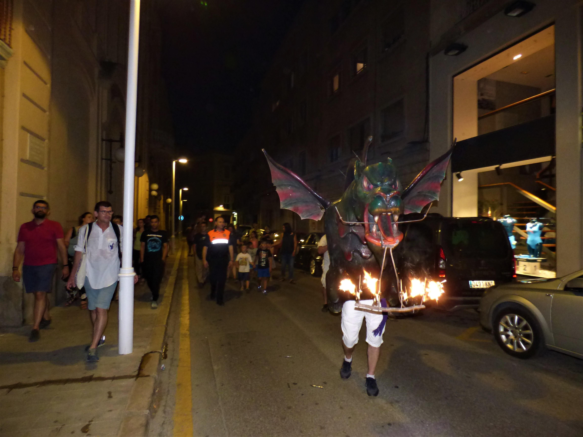 La desfilada de bestiari popular omple els carrers de Figueres