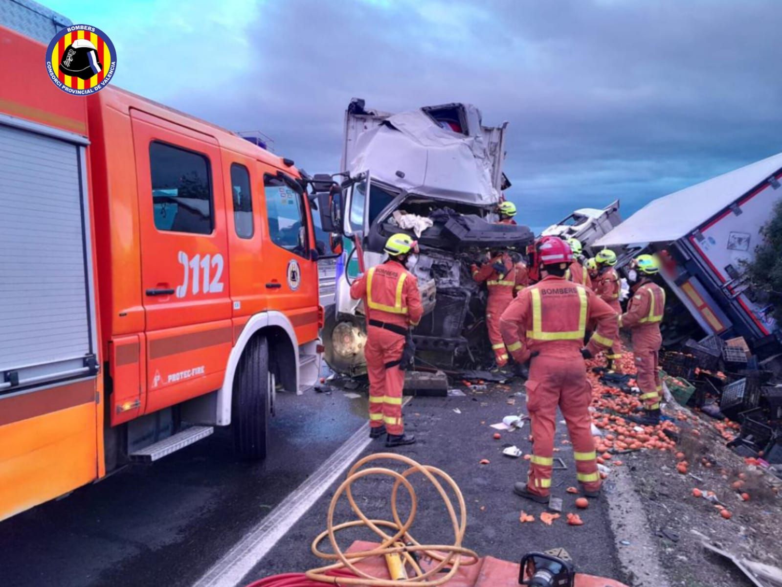 Fallece el conductor de un camión tras un brutal choque en la A-35 a la altura de Vallada