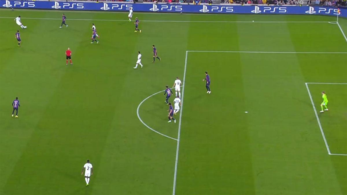 Piqué, en la jugada del gol de Barella