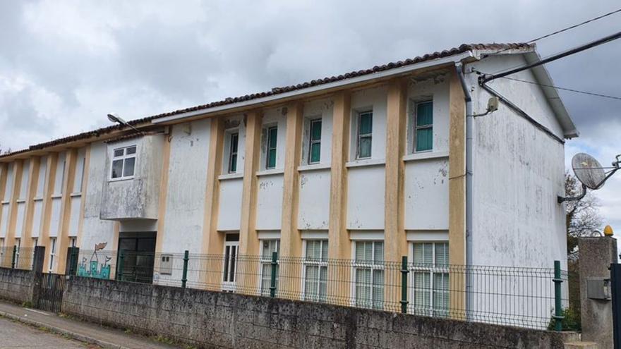 Fachada da escola da Senra, no municipio de Oroso