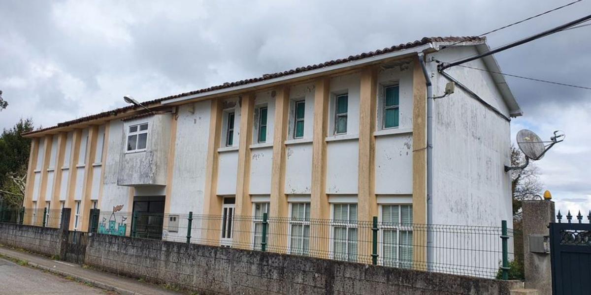 Fachada da escola da Senra, no municipio de Oroso