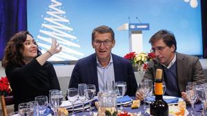 Alberto Núñez Feijóo con Isabel Díaz Ayuso y José Luis Martínez-Almeida en la cena de Navidad del PP de Madrid.