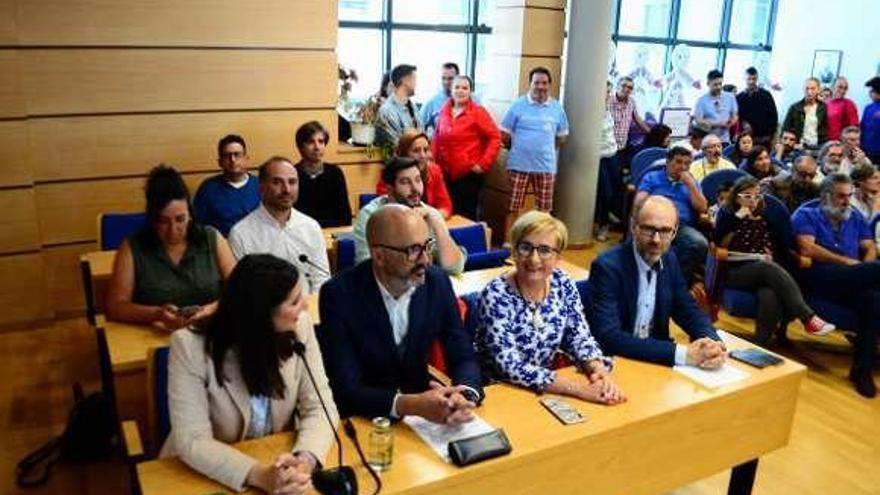Leticia Santos, Juan Parcero, Coral Ríos, Odilo Barreiro y detrás (centro) Aldán Santamarina, del BNG. // Gonzalo Núñez
