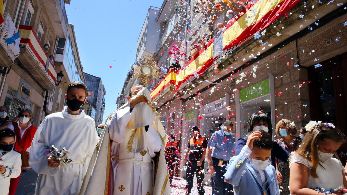 Ponteareas recupera sus alfombras de Corpus adaptándose al COVID