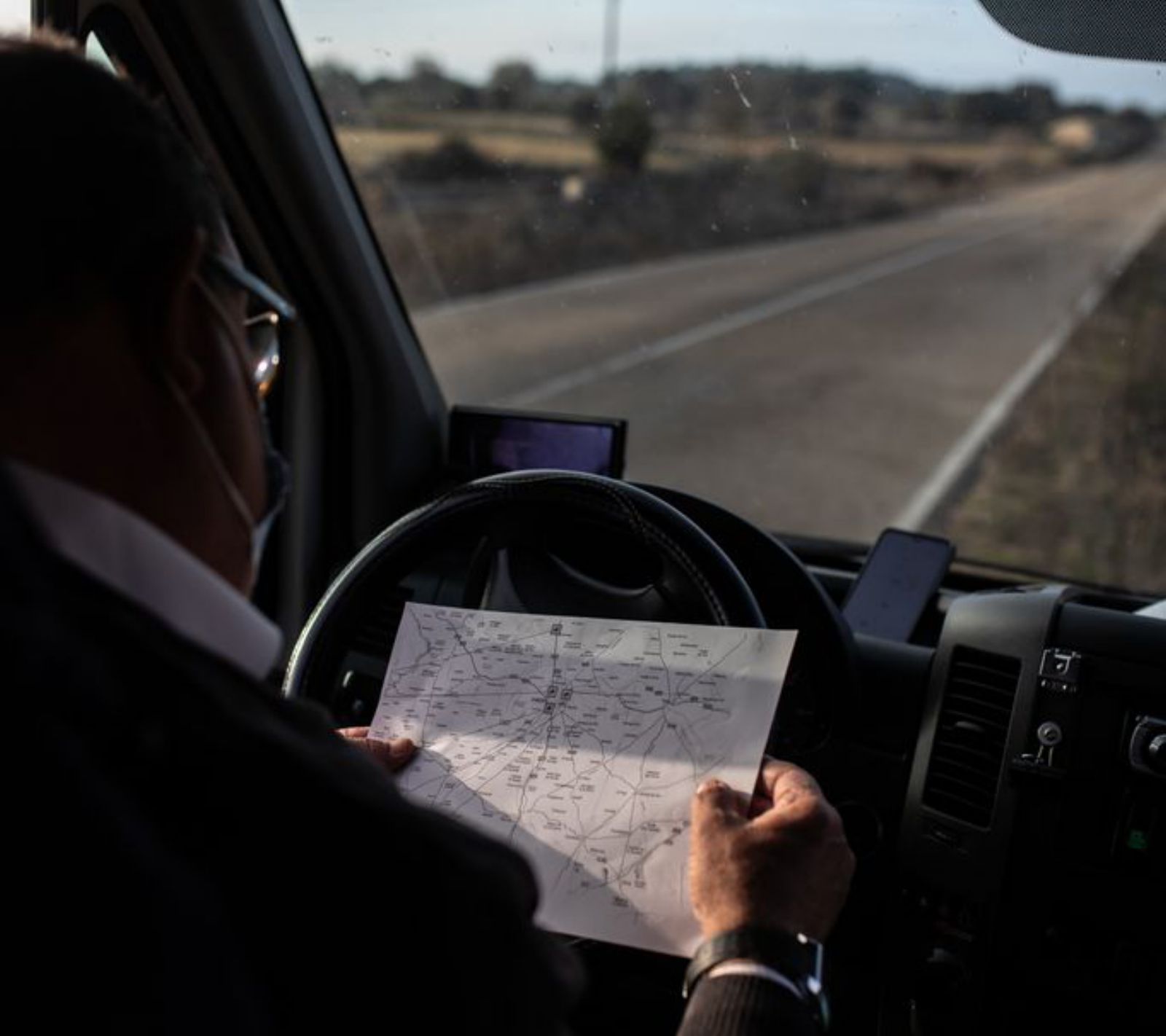 El conductor observa el mapa de ruta