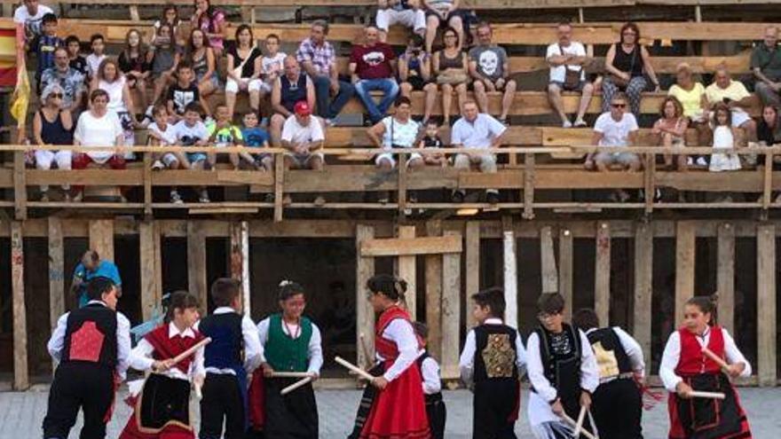 Plaza Mayor de Fermoselle, durante una actuación folclórica