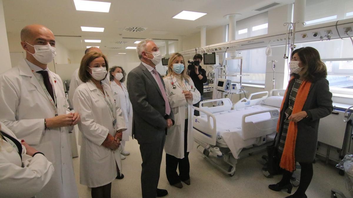 El director del SAS, Diego Vargas, junto a otras autoridades del hospital Reina Sofía y de la Junta, en la visita a la nueva Unidad de Cuidados Respiratorios Intermedios y hospital de día de Neumología.