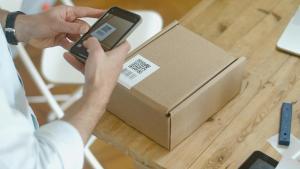 Persona escaneando un código QR de un paquete