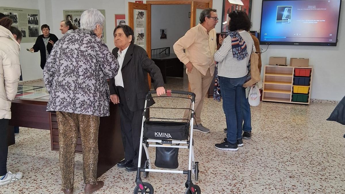 Pepa Llidó, la hermana del cura y maestro, en la inauguración de la muestra en Balones