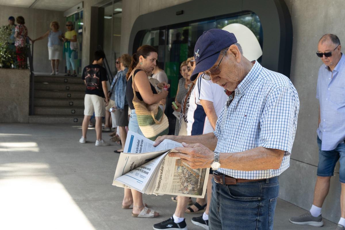 Largas colas para las entradas del Concierto de Hogueras de INFORMACIÓN