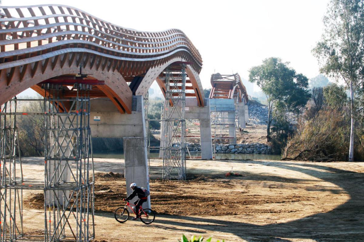 La instalación del último tramo del puente de madera sobre el río Guadalhorce comienza este martes 18 de febrero. La instalación del último tramo del puente de madera sobre el río Guadalhorce comienza este martes 18 de febrero.