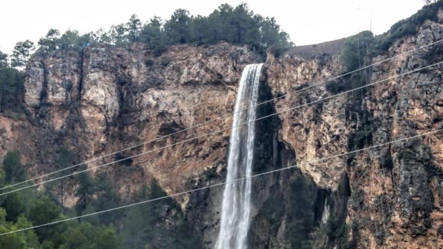 Imagen del espectacular Chorro del Salt, en Alcoy, &quot;resucitado&quot; tras las precipitaciones