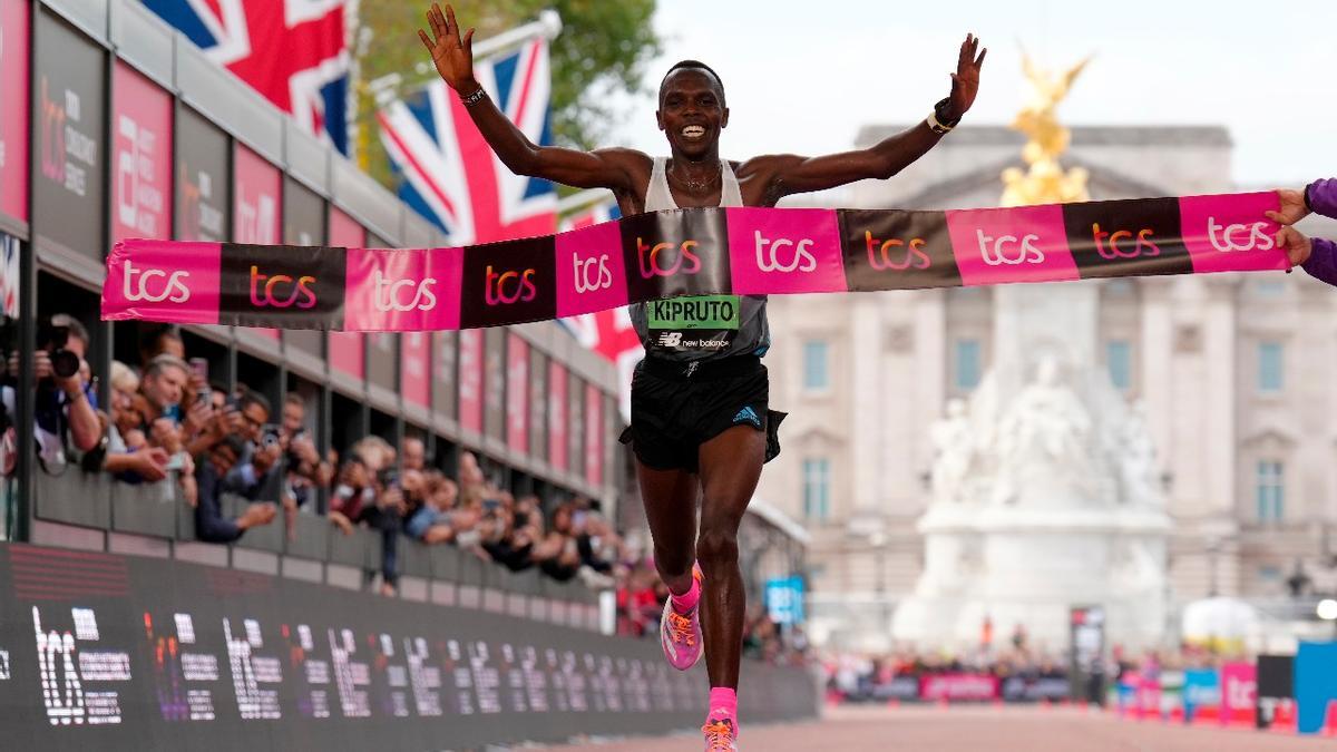 El keniano Amos Kipruto alzándose  por primera vez con la victoria en el maratón de Londres