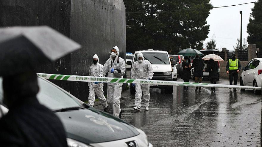 Los agentes de Criminalística recogiendo pruebas en el lugar donde se encontró el cuerpo. | // GUSTAVO SANTOS