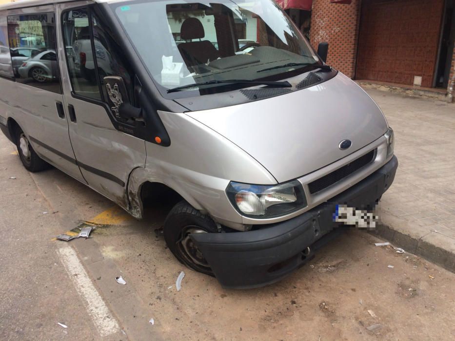 Un coche vuelca en Benicalap y destroza vehículos aparcados