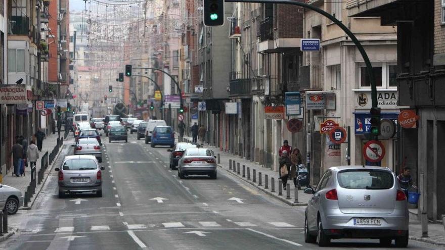 La calle Entenza pasará a tener sólo dos carriles.