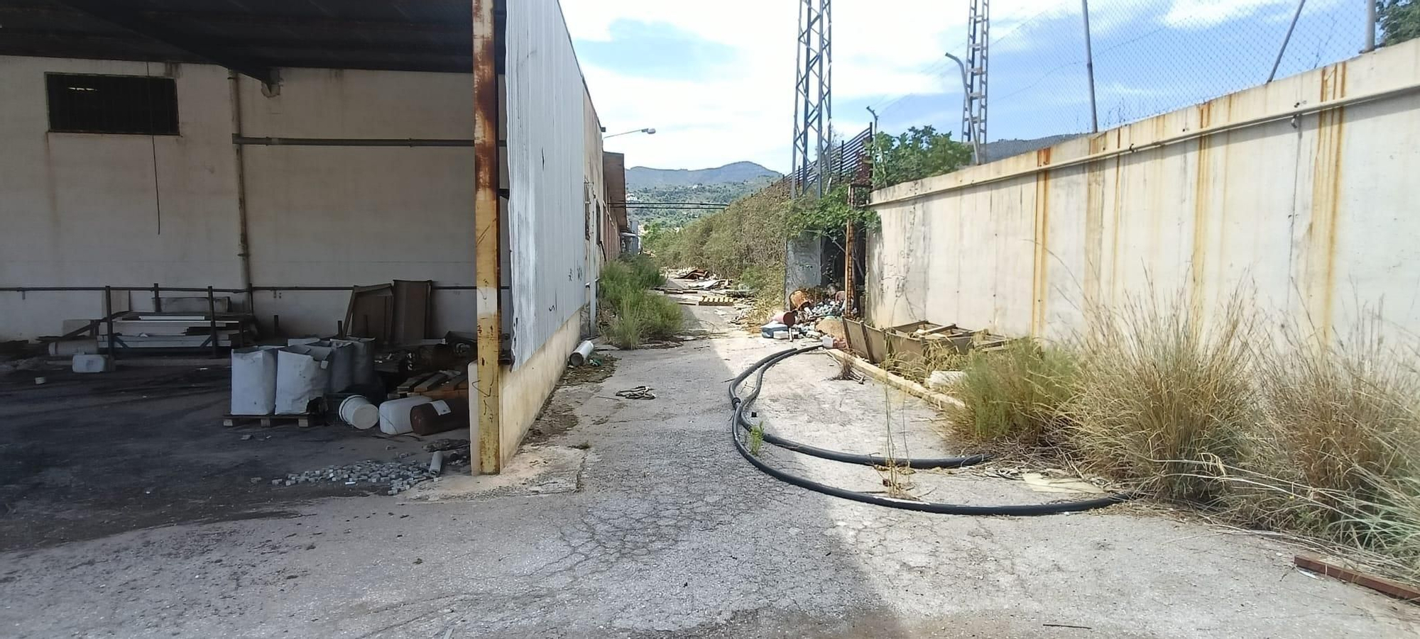 Esclarecedores imágenes del estado y los riesgos de una nave industrial abandonada en la Vall