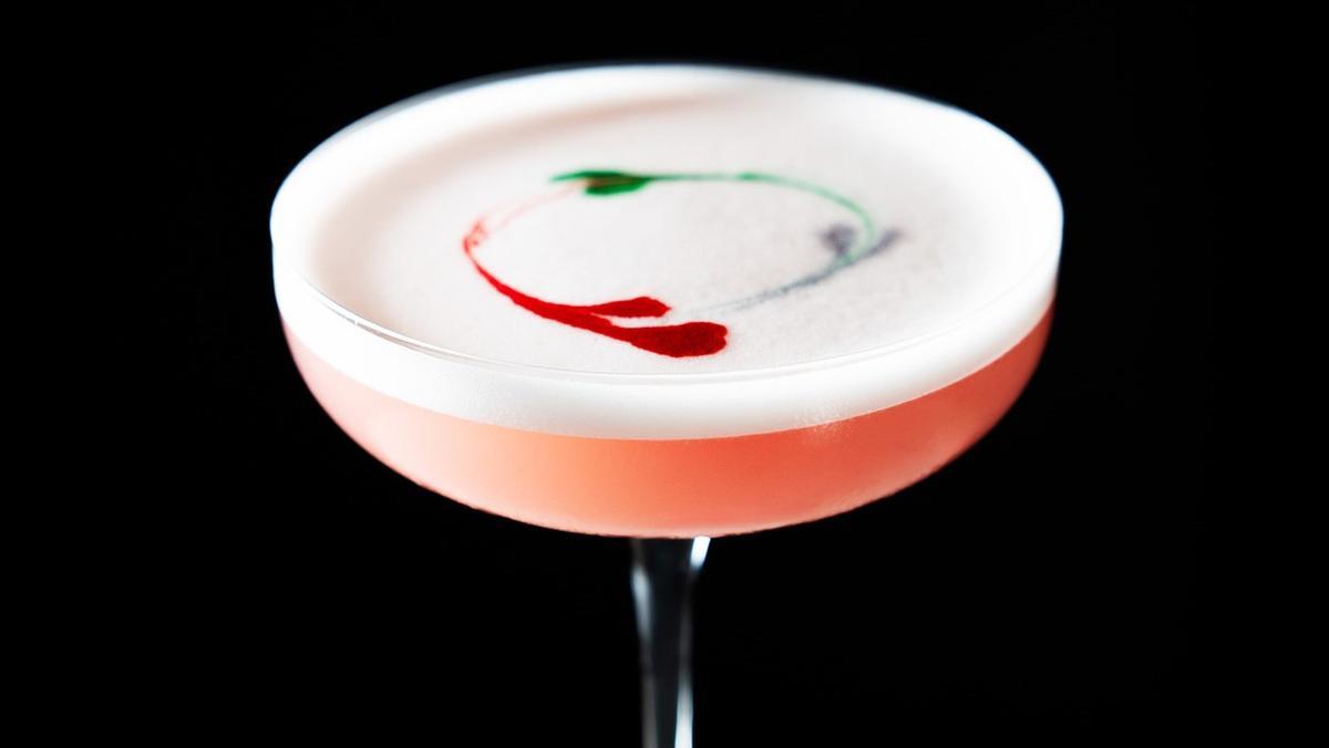 Gebre, la coctelería del InterContinental Barcelona, recrea el 'trencadís' en este combinado.